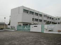 近くの寝屋川市立明和小学校まで604m（徒歩8分）