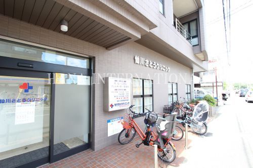 近くの仙川さとうクリニックまで486m（徒歩7分）