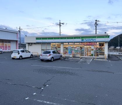 近くのファミリーマート 橋本インター店まで970m（徒歩13分）