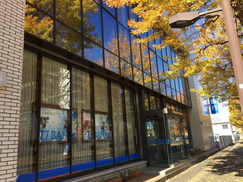 近くの七十七銀行　卸町支店まで730m（徒歩10分）