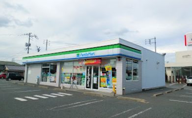 近くのコンビニまで749m（徒歩10分）