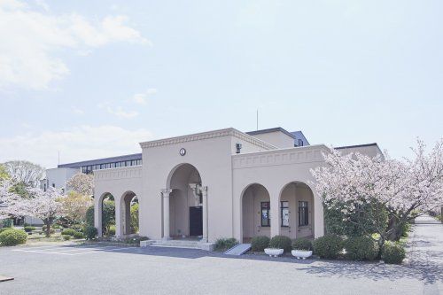 近くの香里ヌヴェール学院小学校まで256m（徒歩4分）