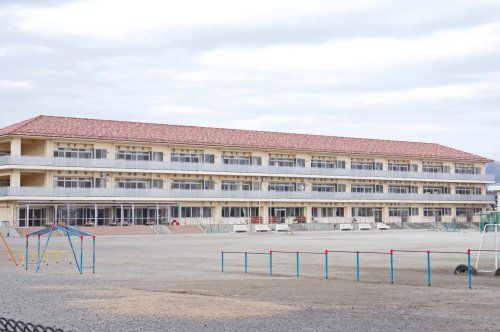 近くの小学校まで1,285m（徒歩17分）