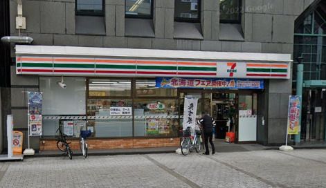 近くのコンビニまで129m（徒歩2分）