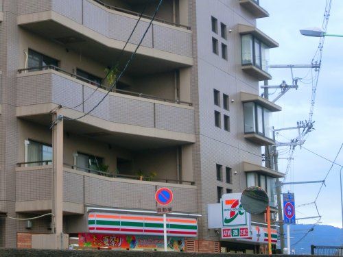 近くのセブンイレブン 大東野崎駅南店まで195m（徒歩3分）