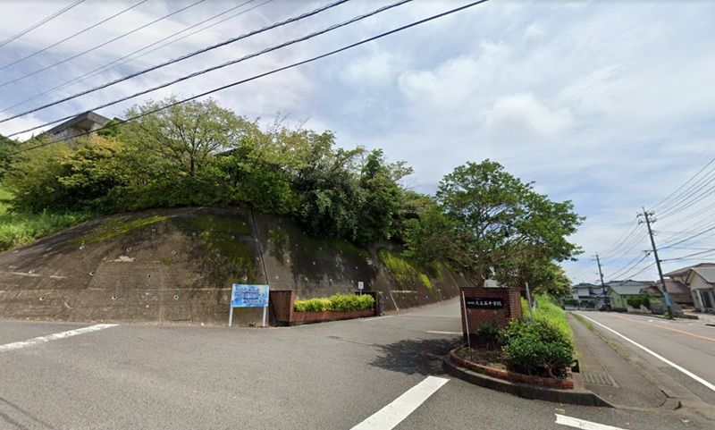 近くの日向市立大王谷中学校まで1,442m(徒歩19分)