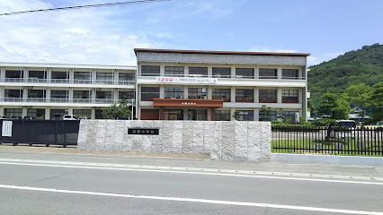 近くの詫間中学校まで1,033m（徒歩13分）