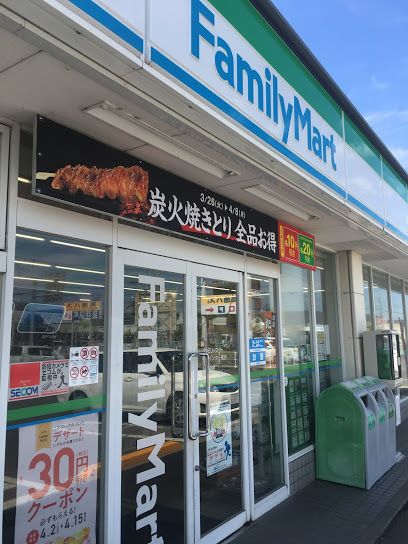 近くのファミリーマート 中央インター南店まで537m（徒歩7分）