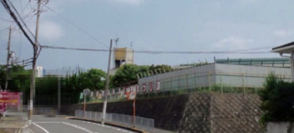 近くの枚方市立東香里小学校まで774m（徒歩10分）