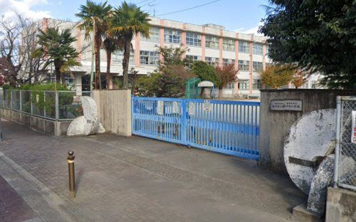 近くの小学校まで292m（徒歩4分）