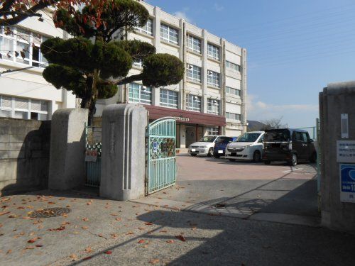 近くの呉市立東畑中学校まで1,200m(徒歩15分)