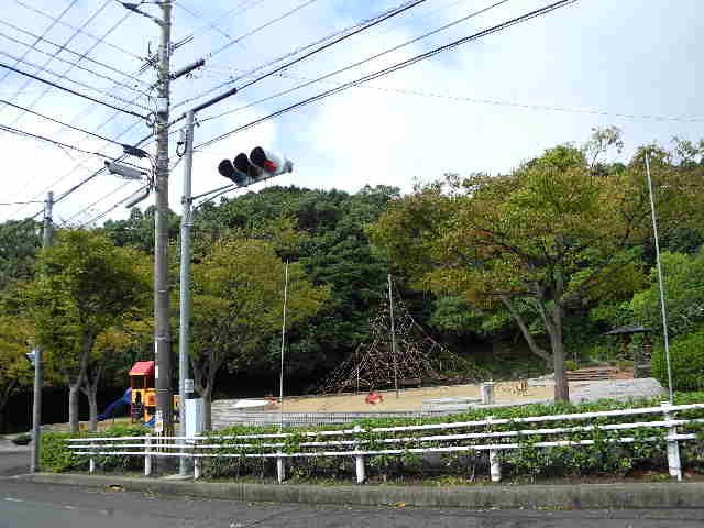 近くの矢上団地近隣公園まで974m（徒歩13分）