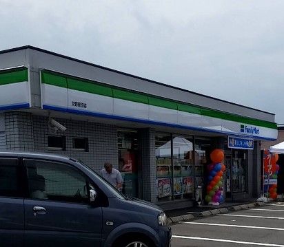 近くのファミリーマート 交野私部店まで708m(徒歩9分)