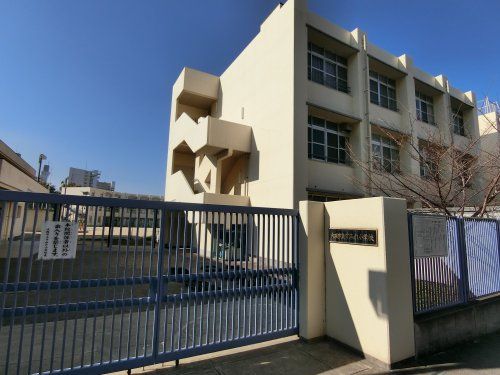 近くのすみれ小学校まで570m(徒歩8分)