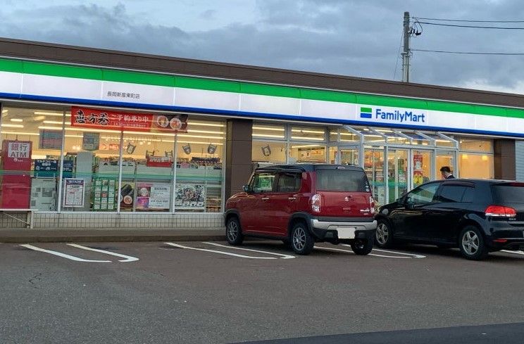 近くのファミリーマート新産東町店まで697m(徒歩9分)