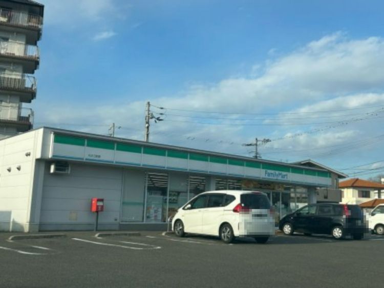 近くのファミリーマート 川之江町店まで628m(徒歩8分)