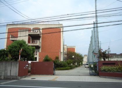 近くの大阪府立守口東高等学校まで582m（徒歩8分）