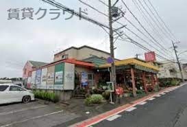 近くのKマート川戸店まで976m（徒歩13分）