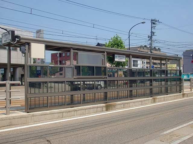 近くの志貴野中学校前まで1,128m(徒歩15分)