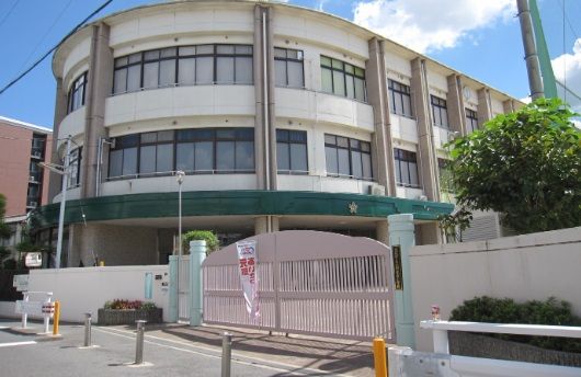 近くの大阪市立三軒家西小学校まで895m(徒歩12分)
