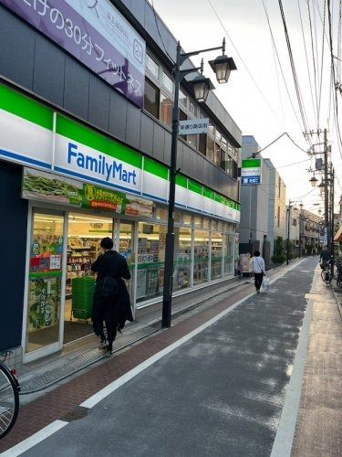 近くのファミリーマート 東長崎駅南店まで865m（徒歩11分）
