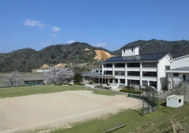 近くの小学校まで3,485m（徒歩44分）