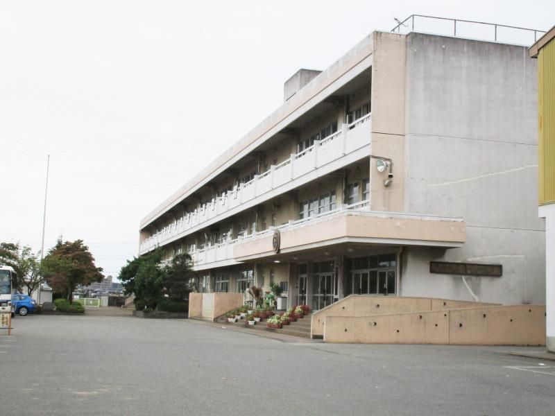 近くの太田市立駒形小学校まで584m(徒歩8分)