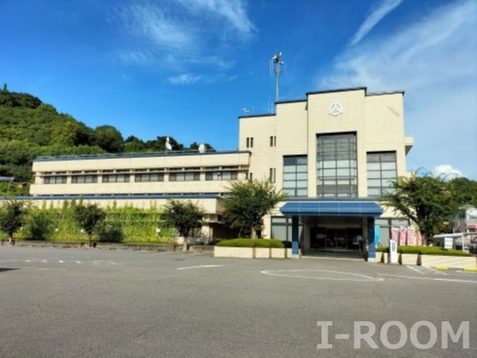 近くの砥部町役場まで1,389m（徒歩18分）