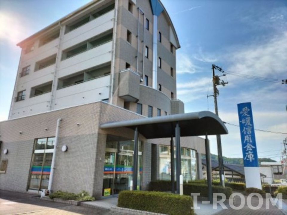 近くの愛媛信用金庫とべ中央支店まで1,273m（徒歩16分）