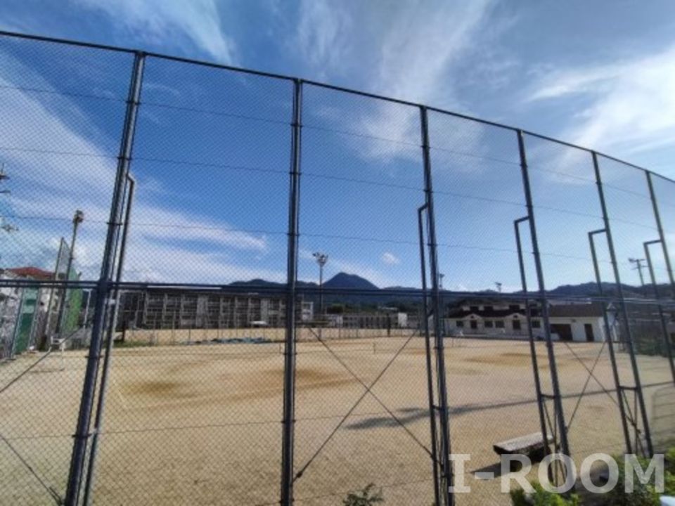 近くの砥部町立砥部中学校まで980m（徒歩13分）