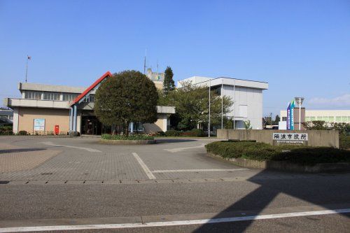近くの砺波市役所まで597m（徒歩8分）