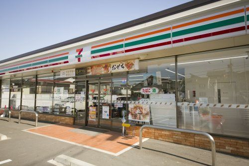 近くのセブンイレブン半田雁宿町店まで838m（徒歩11分）