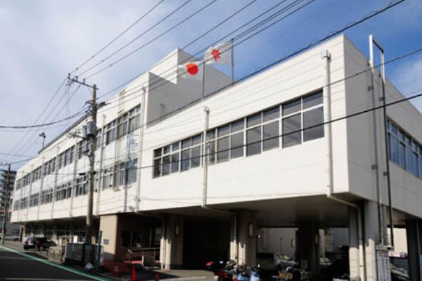 近くの浦賀行政センターまで2,428m（徒歩31分）