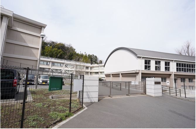 近くの横須賀市立浦郷小学校まで377m（徒歩5分）