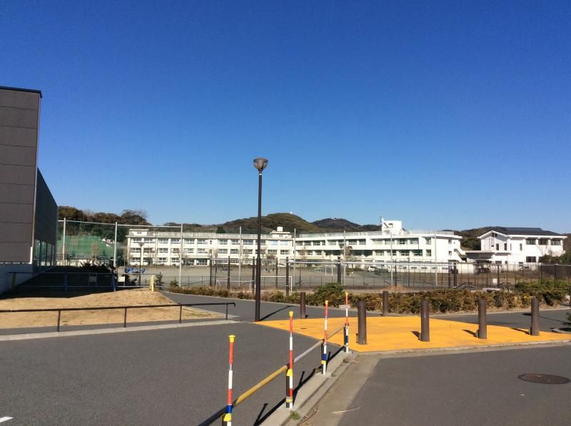 近くの横須賀市立大楠中学校まで1,658m(徒歩21分)
