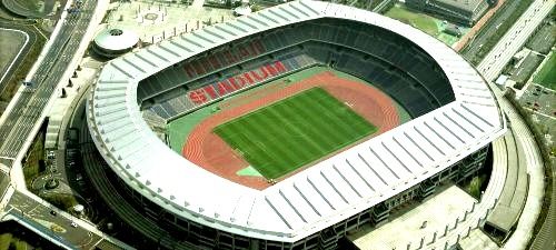 近くの日産スタジアムまで792m（徒歩10分）