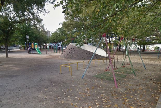 近くの放出公園まで346m（徒歩5分）