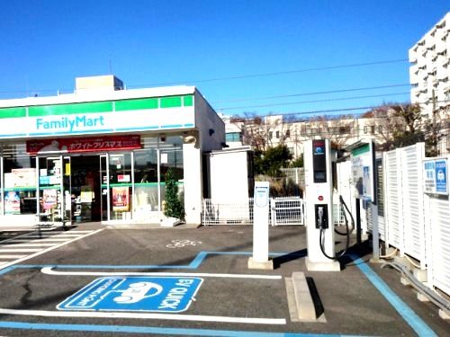 近くのファミリーマート磯子滝頭三丁目店まで584m（徒歩8分）