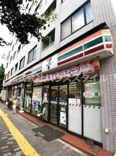 近くのコンビニまで831m（徒歩11分）