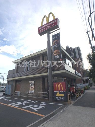 近くの飲食店まで619m（徒歩8分）