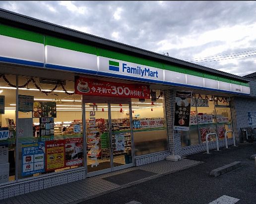 近くのファミリーマート 横須賀金谷店まで497m（徒歩7分）
