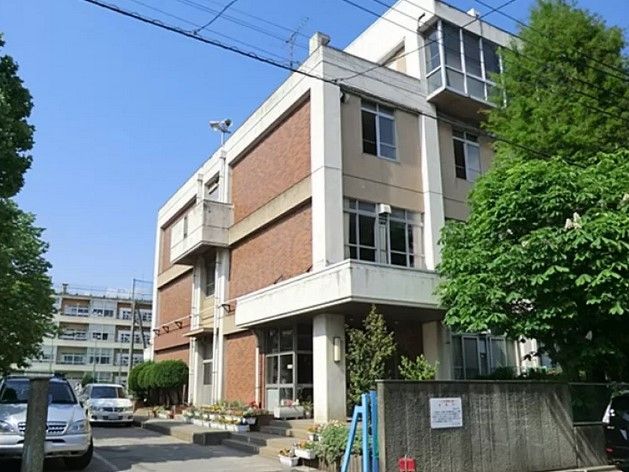 近くの川口市立芝南小学校まで5,577m（徒歩70分）