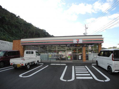 近くのセブンイレブン諫早栗面店まで500m（徒歩7分）