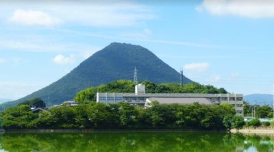 近くの坂出市立坂出中学校まで421m(徒歩6分)