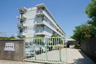 近くの梶中学校まで970m（徒歩13分）