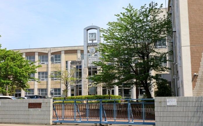 近くの小学校まで1,257m（徒歩16分）