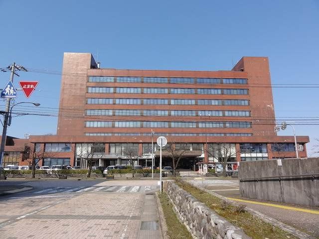 近くの高岡市役所まで1,007m（徒歩13分）