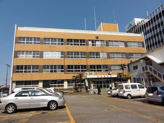 近くの高岡警察署まで858m（徒歩11分）
