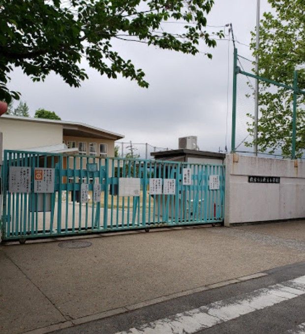 近くの枚方市立枚方小学校まで127m（徒歩2分）
