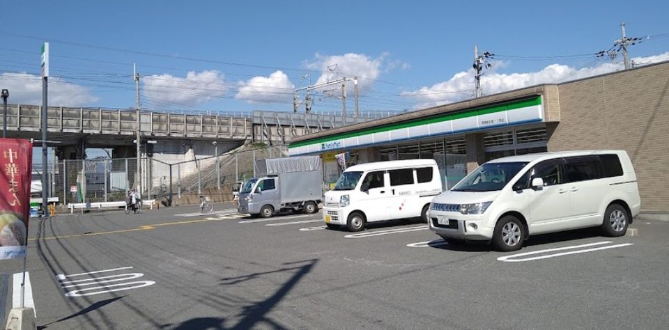 近くのファミリーマート 摂津新在家一丁目店まで1,806m（徒歩23分）